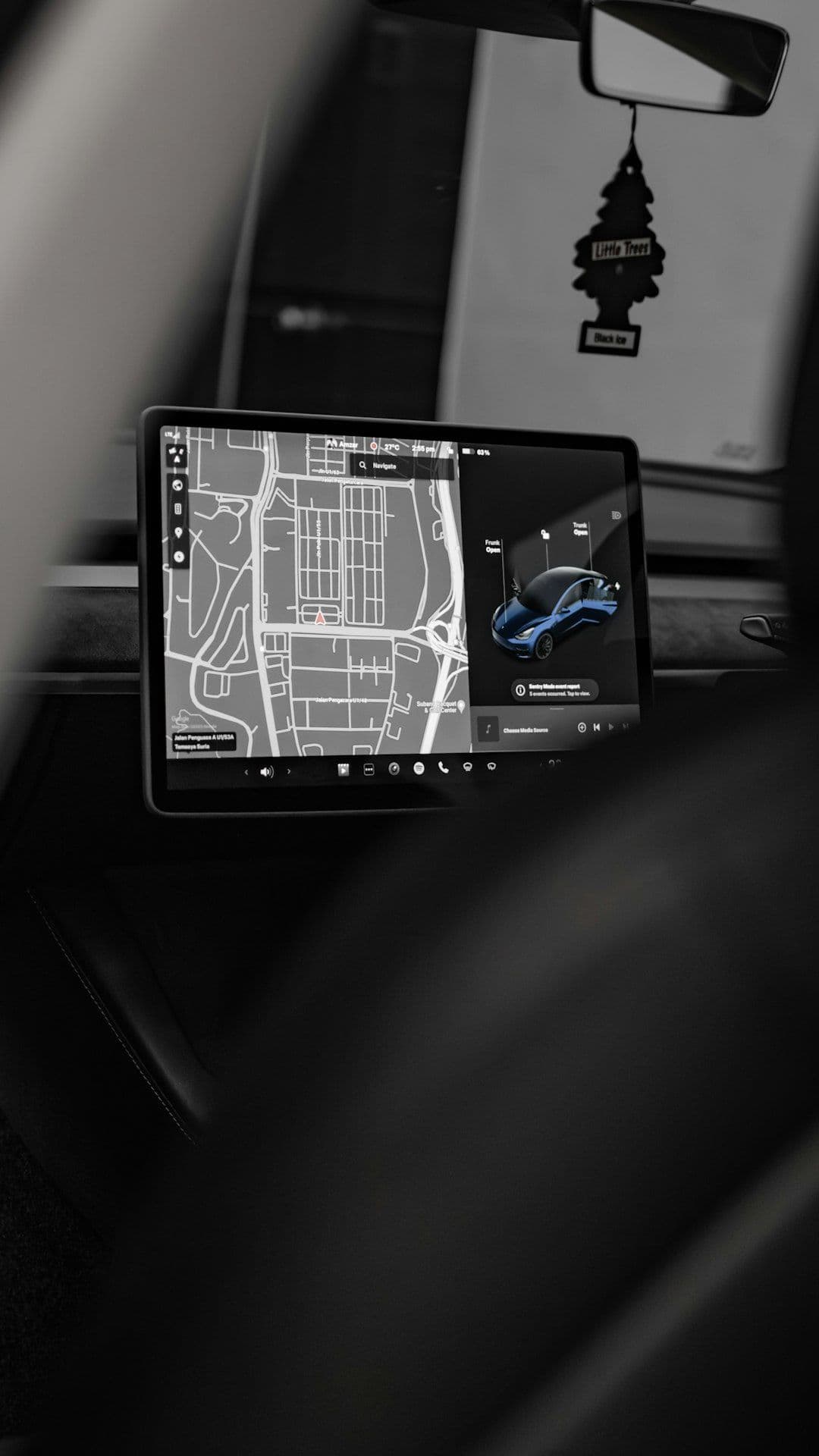Mobile app interface showing real-time driver and route management for fleet operators