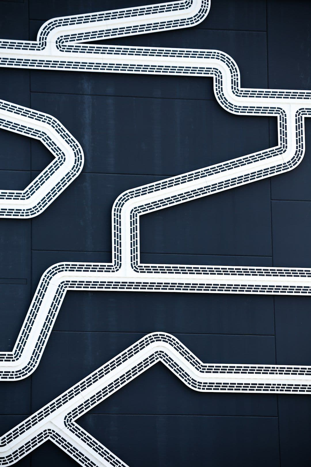 Diagram showing how e-commerce brands benefit from AI route optimization