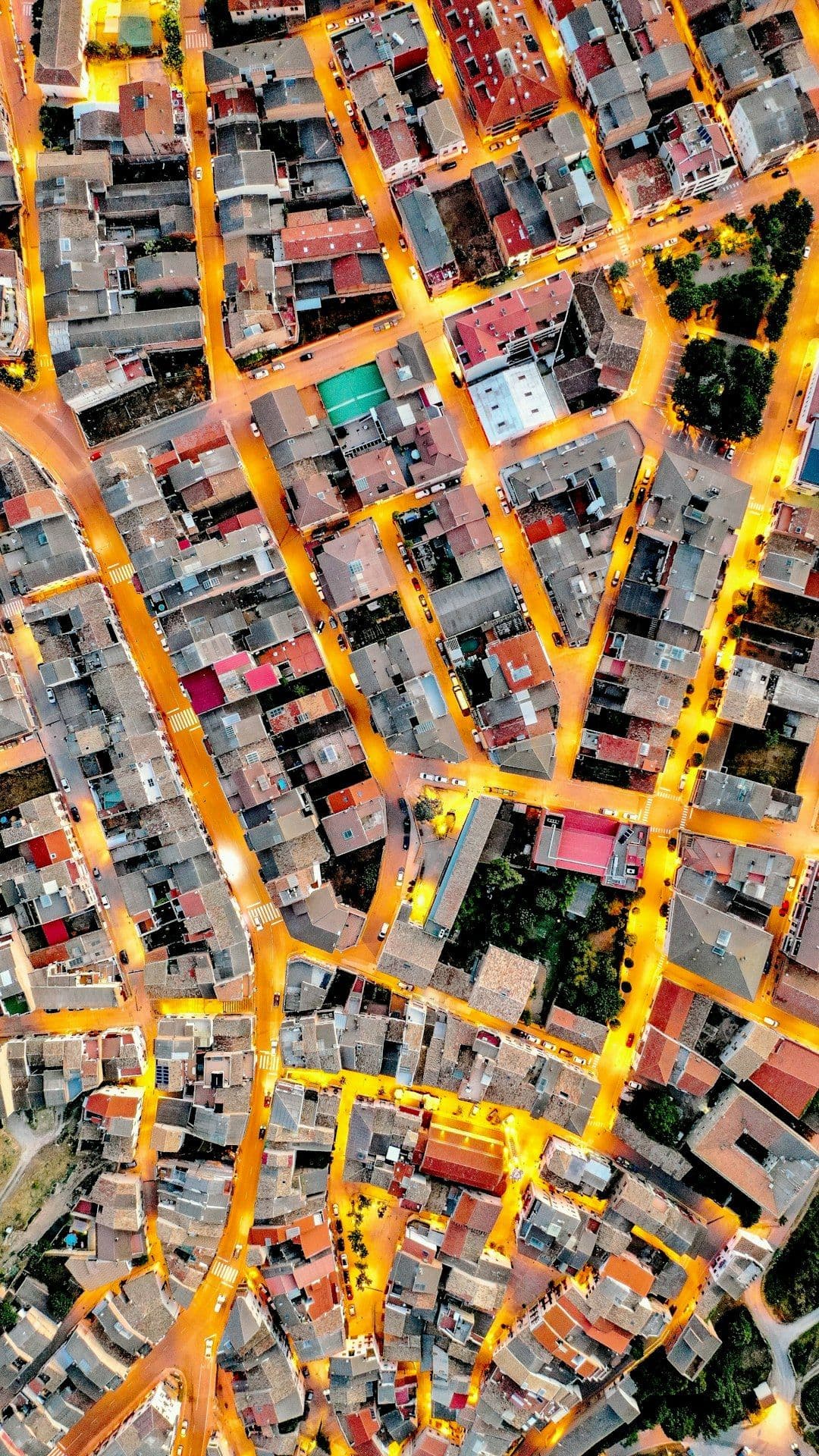 Map with highlighted optimized delivery routes for last-mile operators in urban areas
