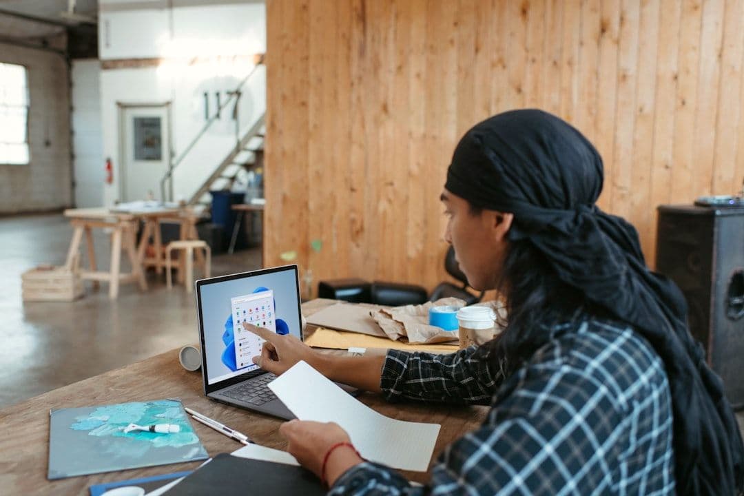 Visual representation of an employee upskilling through an e-learning platform in a virtual setting